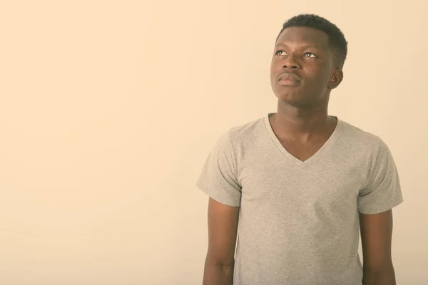 Зйомки молодого чорношкірого африканця, коли він дивиться на біле тло. — стокове фото