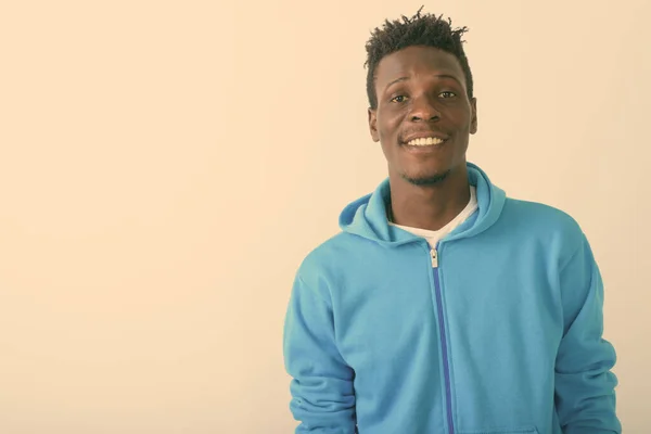 Close up de jovem negro feliz Africano homem sorrindo contra fundo branco — Fotografia de Stock