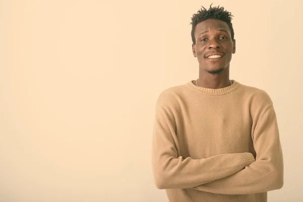 Estúdio tiro de jovem negro feliz Africano homem sorrindo com os braços cruzados contra fundo branco — Fotografia de Stock