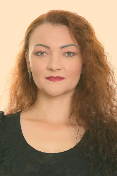 Retrato de mulher com cabelo vermelho contra fundo do estúdio — Fotografia de Stock