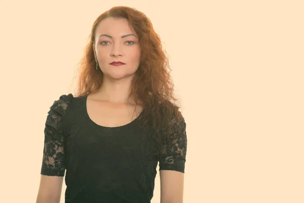 Retrato de mulher com cabelo vermelho contra fundo do estúdio — Fotografia de Stock