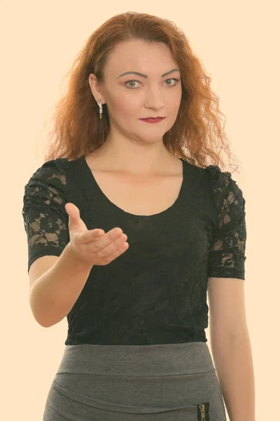 Portret van vrouw met rood haar tegen studio achtergrond — Stockfoto