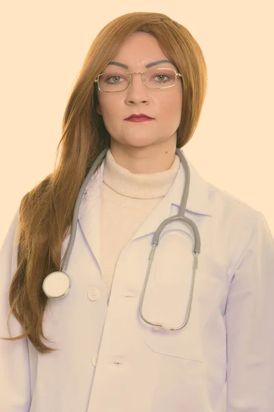 Studio skott av kvinna läkare bär glasögon — Stockfoto