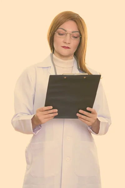 Estudio de la mujer médico leyendo en el portapapeles —  Fotos de Stock