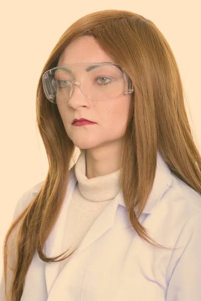 Estúdio tiro de rosto de mulher médico pensando ao usar óculos de proteção — Fotografia de Stock