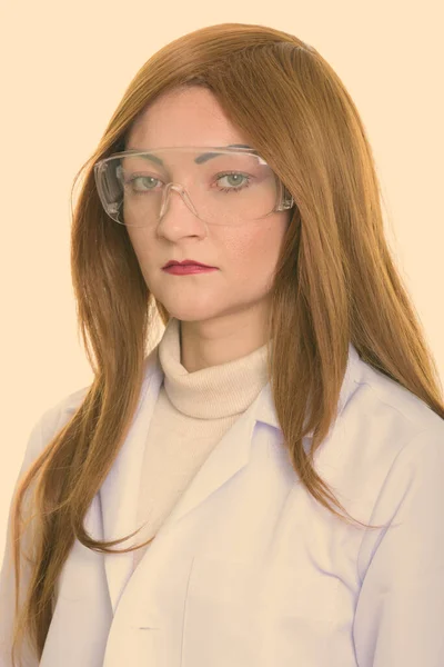 Estúdio tiro de rosto de mulher médico vestindo óculos de proteção — Fotografia de Stock