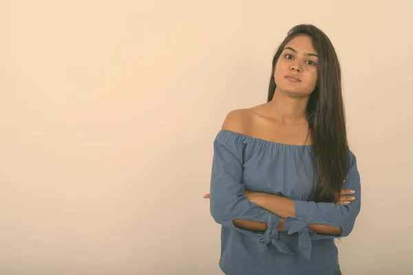 Estudio de la joven india con los brazos cruzados sobre fondo blanco — Foto de Stock