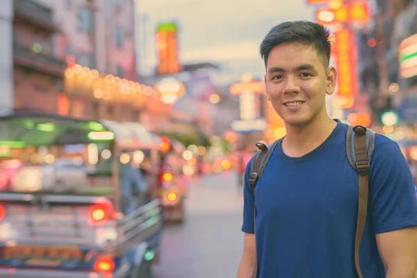 タイのバンコクにあるチャイナタウンで探検する若いハンサムなアジア人観光客 — ストック写真