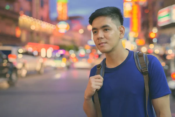 年轻英俊的亚洲游客在泰国曼谷唐人街探险 — 图库照片