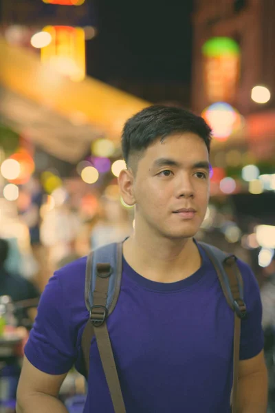 Молодий привабливий азіатський турист, який займається дослідженням у Чайнатауні (Бангкок, Таїланд). — стокове фото
