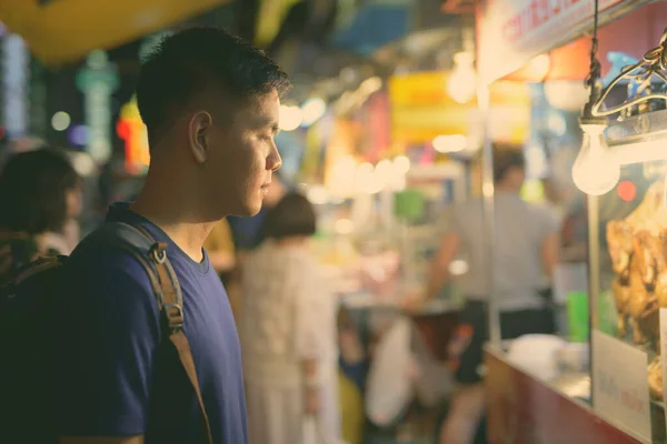 Νεαρός όμορφος Ασιάτης τουρίστας εξερευνά στην Chinatown στην Μπανγκόκ, Ταϊλάνδη — Φωτογραφία Αρχείου
