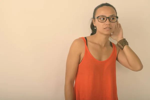 스튜디오에서 젊은 아시아 여성 이 흰색 배경에 대해 안경을 쓰고 듣고 생각하는 모습을 찍었다 — 스톡 사진