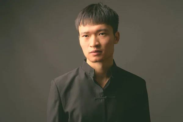 Studio girato di giovane uomo cinese in bianco e nero — Foto Stock