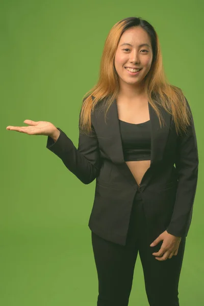 Retrato de jovem empresária asiática contra fundo verde — Fotografia de Stock