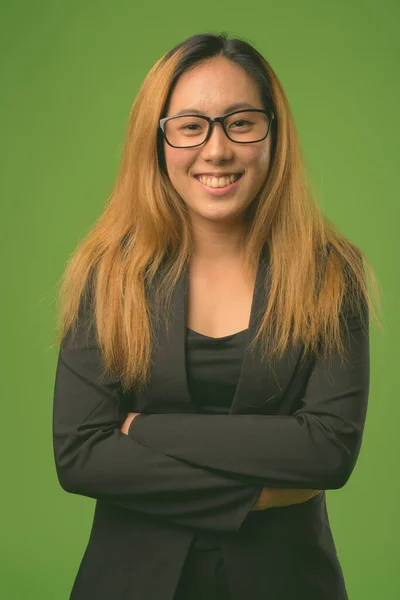 Retrato de joven empresaria asiática sobre fondo verde —  Fotos de Stock