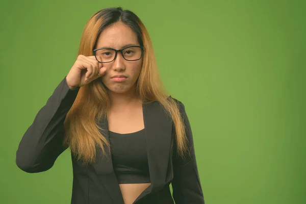 Retrato de jovem empresária asiática contra fundo verde — Fotografia de Stock