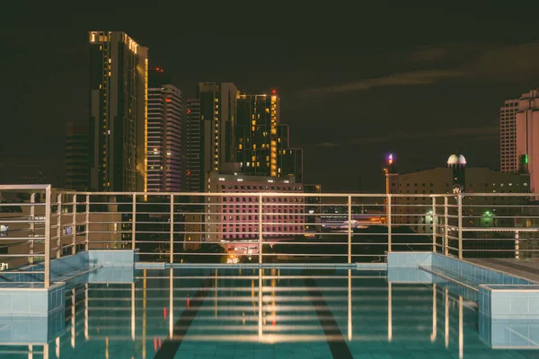 俯瞰曼谷夜景的天台游泳池 — 图库照片