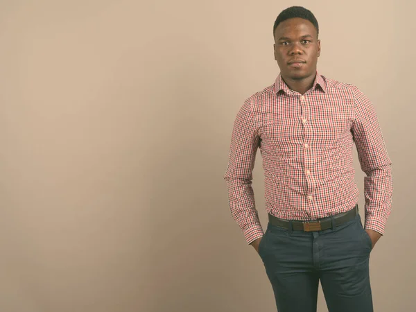 Joven empresario africano contra fondo blanco —  Fotos de Stock