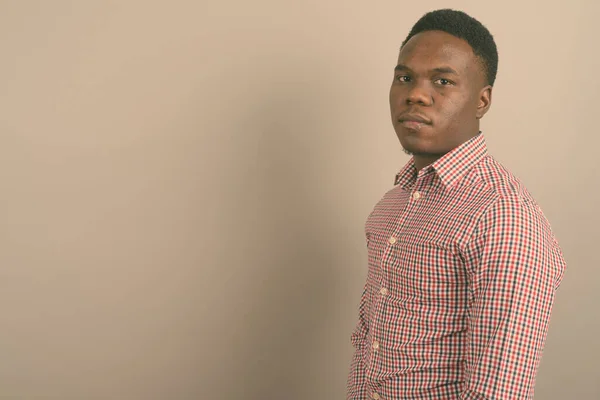 Jovem empresário africano contra fundo branco — Fotografia de Stock