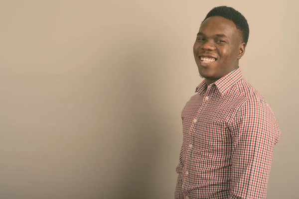 Ung afrikansk affärsman mot vit bakgrund — Stockfoto