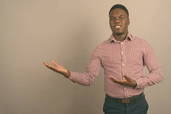 Junger afrikanischer Geschäftsmann vor weißem Hintergrund — Stockfoto
