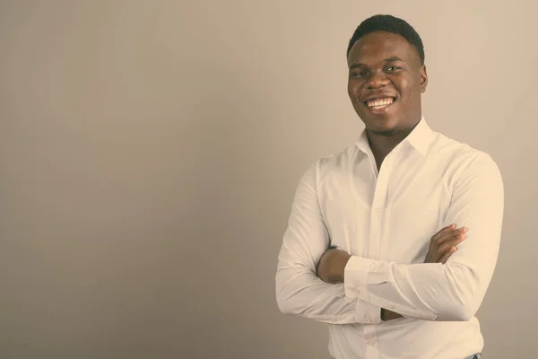 Jovem empresário africano contra fundo branco — Fotografia de Stock