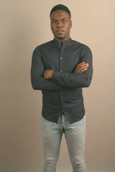 Joven empresario africano contra fondo blanco —  Fotos de Stock