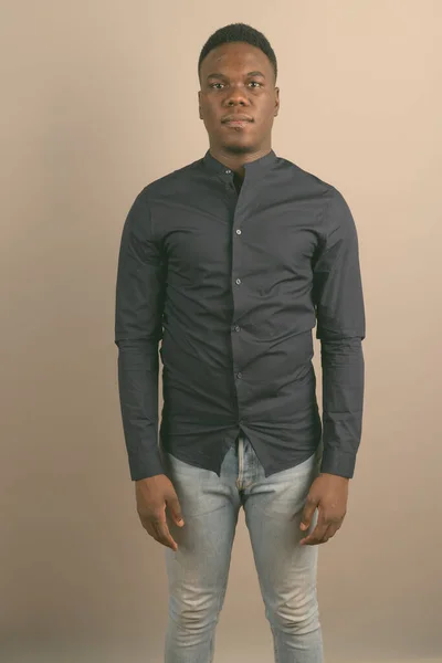 Mladý africký podnikatel na bílém pozadí — Stock fotografie
