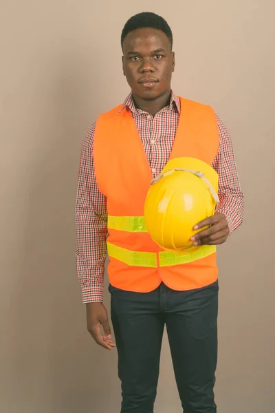 Jeune homme africain travailleur de la construction sur fond blanc — Photo