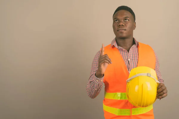 Jeune homme africain travailleur de la construction sur fond blanc — Photo