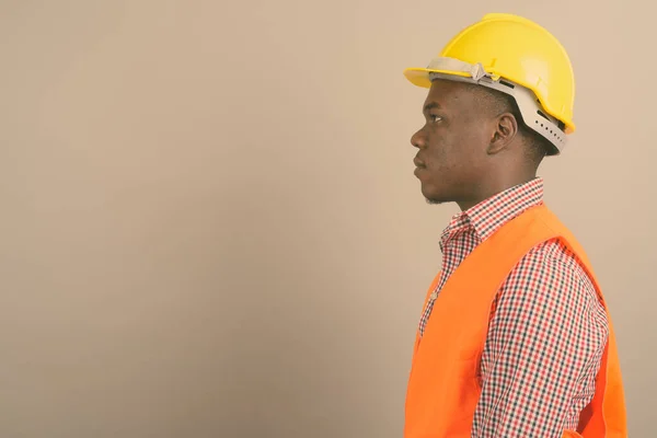 Jovem homem africano trabalhador de construção contra fundo branco — Fotografia de Stock