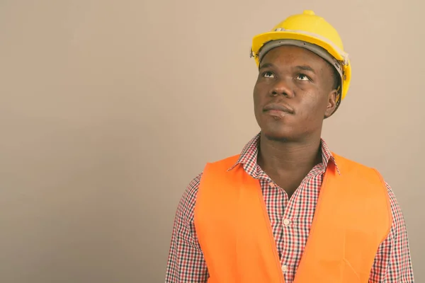 Jovem homem africano trabalhador de construção contra fundo branco — Fotografia de Stock