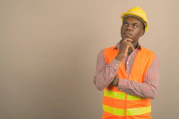 Jeune homme africain travailleur de la construction sur fond blanc — Photo