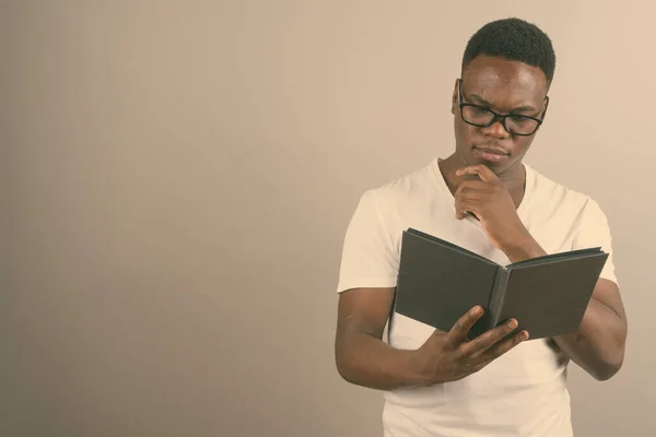 Jonge Afrikaanse man tegen witte achtergrond — Stockfoto