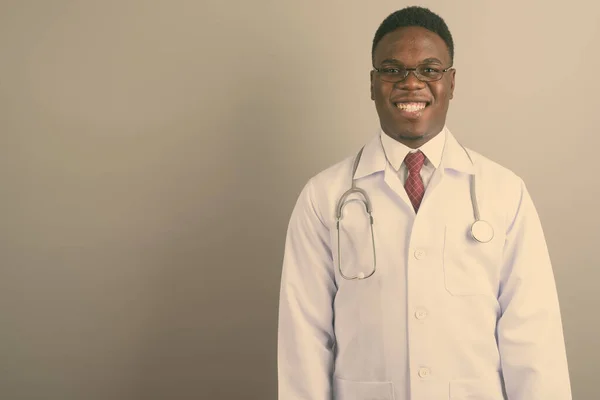 Jovem Africano homem médico contra fundo branco — Fotografia de Stock