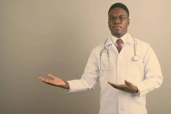 Jovem Africano homem médico contra fundo branco — Fotografia de Stock