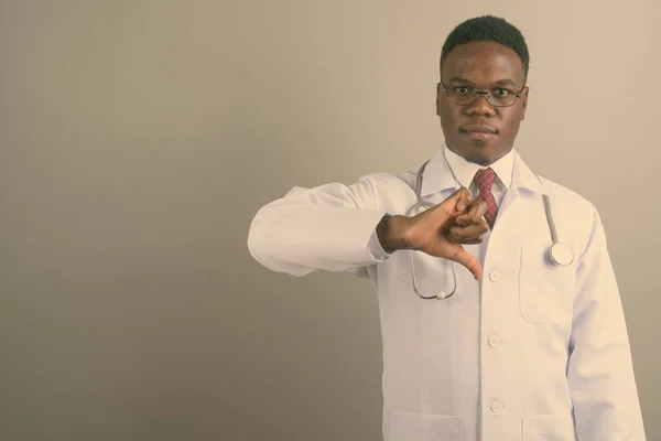 Лікар - молодий африканець проти білого походження. — стокове фото