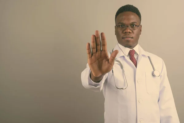 Jovem Africano homem médico contra fundo branco — Fotografia de Stock