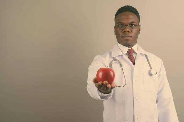 Joven hombre africano médico contra fondo blanco —  Fotos de Stock