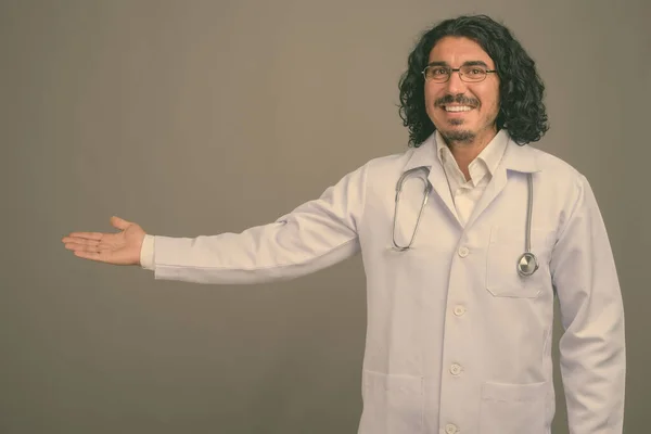 Snygg man läkare med mustasch mot grå bakgrund — Stockfoto