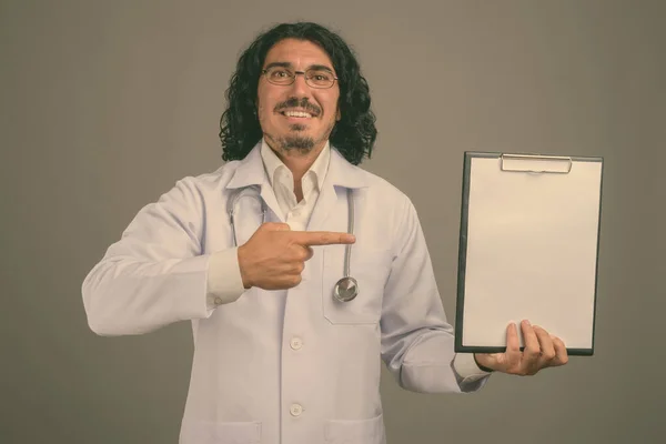 Pohledný muž lékař s knírem na šedém pozadí — Stock fotografie
