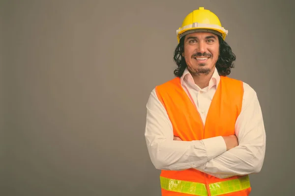 Hombre guapo trabajador de la construcción con bigote sobre fondo gris — Foto de Stock