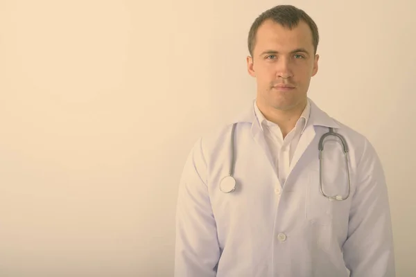 Студійний знімок молодого м'язистого лікаря на білому тлі — стокове фото
