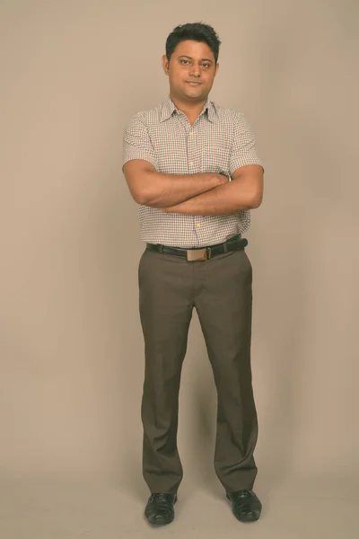 Retrato de un joven guapo hombre indio sobre fondo de estudio llano — Foto de Stock