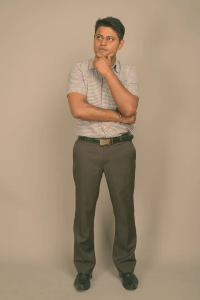 Retrato de un joven guapo hombre indio sobre fondo de estudio llano — Foto de Stock