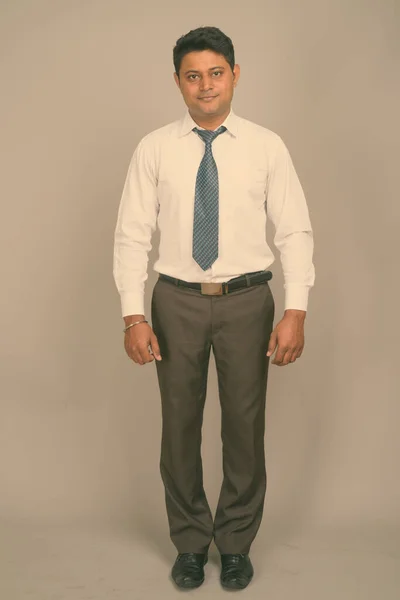 Retrato de un joven guapo hombre indio sobre fondo de estudio llano —  Fotos de Stock
