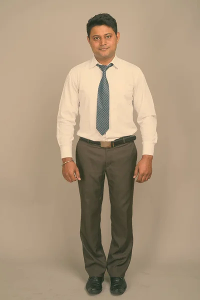 Retrato de un joven guapo hombre indio sobre fondo de estudio llano — Foto de Stock