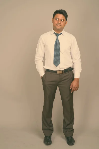 Retrato de un joven guapo hombre indio sobre fondo de estudio llano —  Fotos de Stock