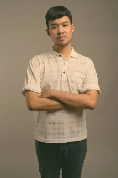 Retrato de joven asiático sobre fondo gris —  Fotos de Stock