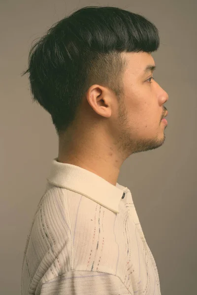 Портрет молодого азіата з сірим минулим — стокове фото
